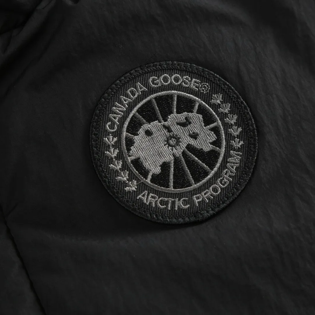 P760 Exclusive Supply] Canada Goose Black Label Down Vest is made of high-quality protective nylon fabric, which not only enhances the wear resistance of the surface, but also takes into account wind resistance, ensuring excellent performance in various harsh weather conditions. Made of 90 national standard high-quality white duck down, selected high-loft velvet with a weight of 170g, it is light and warm, has excellent temperature locking performance and good resilience. Precision thread reinforcement prevents linting and ensures the fluffy and resilient elasticity lasts as new. The ribbon is woven with polyester as the base, and the brand letters are decorated on the ribbon through high-precision computer embroidery. The edges of the pattern are clear, the stitches are fine and even, and multiple layers of embroidery thread are stacked to enhance the three-dimensional effect. Size:S-M-L-XL